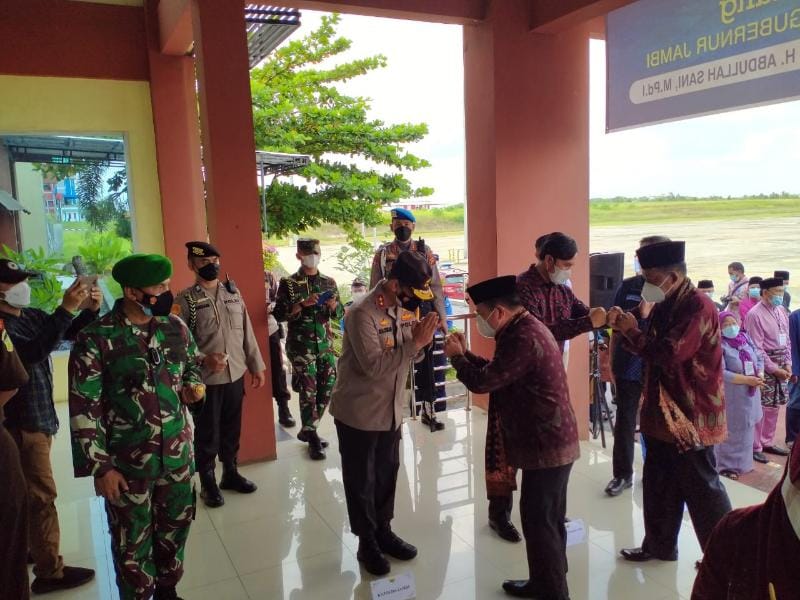 Penyambutan Al Haris-Abdullah Sani Saat Tiba di Bandara Jambi, Kamis (08/07/21) sekitar pukul 10.25 WIB. FOTO : GRUP WARTAWAN JAMBI