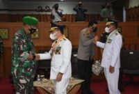 Danrem 042/Gapu Brigjen TNI M Zulkifli Memberikan Ucapan Selamat Kepada Al Haris Menjelanga Rapat Paripurna DPRD Provinsi Jambi dalam rangka Penyampaian Pidato Perdana Gubernur Jambi masa jabatan Tahun 2021-2024, Jumat (09/07/21). FOTO : KOREM042GAPU.