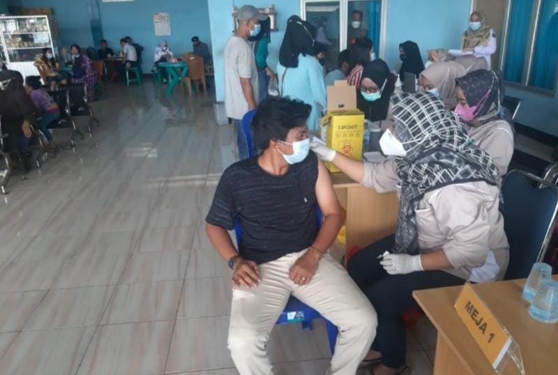 Pelaksanaan Vaksinasi kepada para buruh, ojek, serta pedagang di seputaran Pelabuhan LLASDP Kuala Tungkal, Senin (12/07/21).