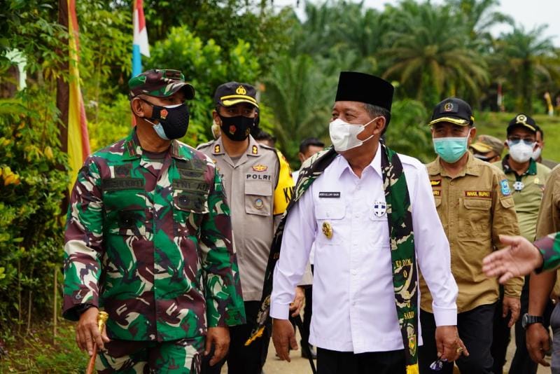Danrem 042/Gapu Bringjen TNI M. Zulkifli bersama Wagub H. Abdullah Sani pada Acara Penutupan TMMD ke-111 Tahun 2021 di Desa Bukitberingin, Kecamatan Bangko Barat, Kabupaten Merangin, Rabu (14/07/21).