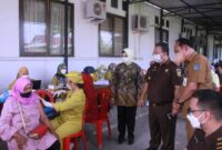 Pelaksanaan Vaksinasi Dalam Rangka HBA ke-61 Kejaksaan Negeri Tanjung Jabung Barat, Senin (19/07/21). FOTO : HB