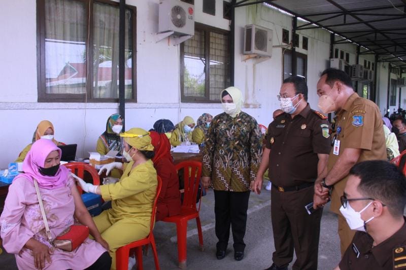 Pelaksanaan Vaksinasi Dalam Rangka HBA ke-61 Kejaksaan Negeri Tanjung Jabung Barat, Senin (19/07/21). FOTO : HB