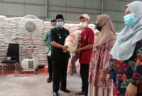 Bupati H. Anwar Sadat saat Launching Penyaluran Perdana Bantuan Beras Pemberlakuan Pembatasan Kegiatan Masyarakat (PPKM) 2021 di Gudang Perum Bulog Kuala Tungkal, Kabupaten Tanjab Barat. Kamis (22/7/21).