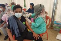PC PMII dan PC IPNU Polres Tanjab Barat Saat Gelar Vaksinasi Massal di Puskesmas Kuala Tungkal 2 Parit Gompong, Kamis (22/7/21). FOTO : ZN