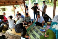 Bupati H. Anwar Sadat dan Wakil Hairan saat Kunjungi Kampung Durian Kumbai di Desa Penyabungan, Merlung, Sabtu (24/07/21). FOTO : PROKOPIM