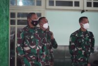 Komandan Korem 042/Gapu, Brigjen TNI M Zulkifli Saat Meninjau Vaksinasi Massal di Makorem, Sabtu (24/07/21). FOTO : PENREM042GAPU