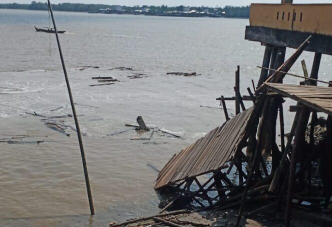 Bangunan Pelabuhan Bongkar Muat Milik Syahbandar di Kecamatan Tanah Merah (Kuala Enok), Kabupaten Indragiri Hilir yang Hilang Terbawa Longsor, Minggu (25/07/21). FOTO : arbindonesia.com