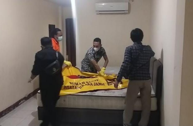 Petugas Polsek Pasar Jambi Melakukan Evakuasi Jasad Korban dari Dalam Kamar Hotel, Kamis (29/07/21). FOTO : POLSEKPASARJAMBI