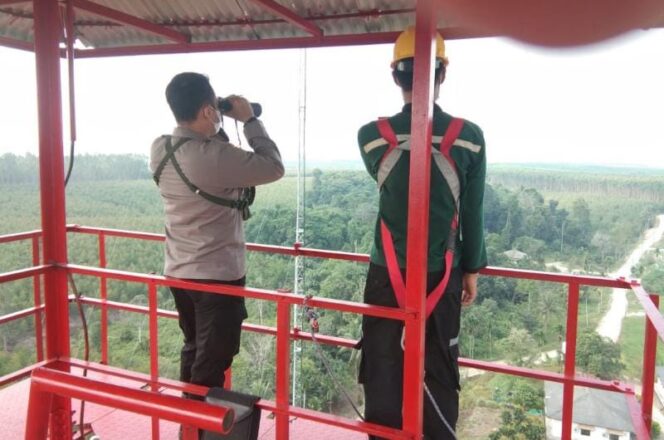 Kapolsek Tebing Tinggi IPTU Windy TK Saat Lakukan Pemantauan Via Menara Api di Distrik I PT WKS, Jumat (30/07/21). FOTO : POLSEK