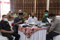 Bupati H. Anwar Sadat Saat Pimpin Rapat Bersama Pemkab Tanjab Barat dan Satgas COVID-19 di Rumah Dinas Bupati, Senin (02/08/21). FOTO : PROKOPIM
