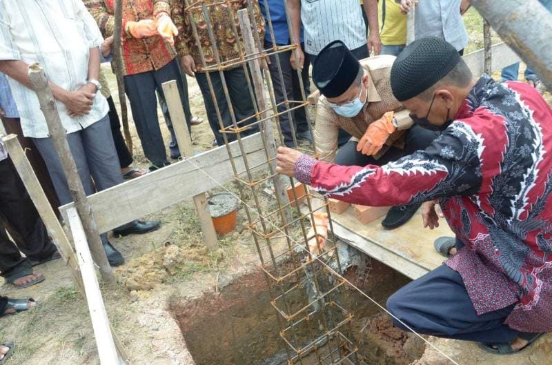 Peletakan Batu Pertama Musholla Al Ghiffari Bagan Pete Oleh Wawako Jambi RT 21 Kelurahan Bagan Pete, Kecamatan Alam Barajo Jambi, Minggu (07/8/21). FOTO : ISTIMEWA.