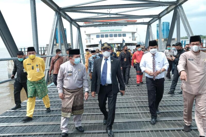 Gubernur Jambi Al Haris saat Meninjau Pelabuhan Roro bersama Bupati Drs. H. Anwar Sadat, M.Ag, dan Wakil Bupati Hairan, Selasa (10/08/21). FOTO : PROKOPIM.