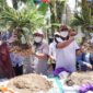 Bupati H. Anwar Sadat dan Wabup Hairan Ketika Panen Raya Jahe Merah di Desa Sungai Muluk, Kecamatan Muara Papalik, Rabu (11/08/21). FOTO : PROKOPIM.