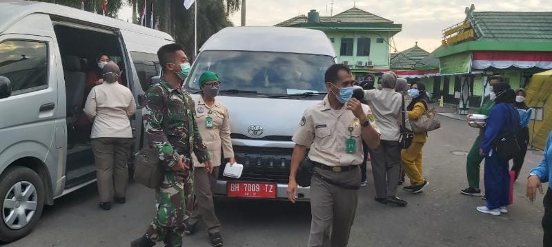 Pelepasan Tim Medis Vaksinator Korem 042/Gapu ke Kabupaten Tanjab Timur, Kamis (12/08/21). FOTO : PENREM.