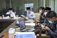 Bupati Tanjab Barat H. Anwar Sadat bersama Gubernur Jambi pada Rapat Persiapan MTQ ke-50 Tingkat Provinsi Jambi di Aula Kantor Gubernur Jambi, Kamis (12/8/21). FOTO : PROKOPIM