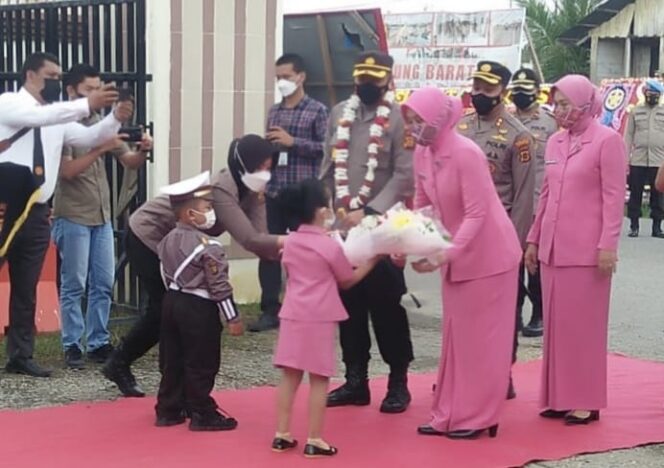 FOTO : Penyambutan Kapolres Tanjab Barat yang Baru AKBP Muharman Arta SIK dan Istri di Mapolres Tanjab Barat Sabtu (14/08/21).