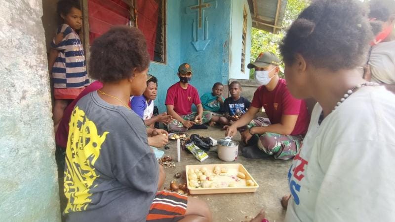 Ketika TNI Berikan Latihan Cara membuat Manisan Salak di Kampung Yowong, Papua.