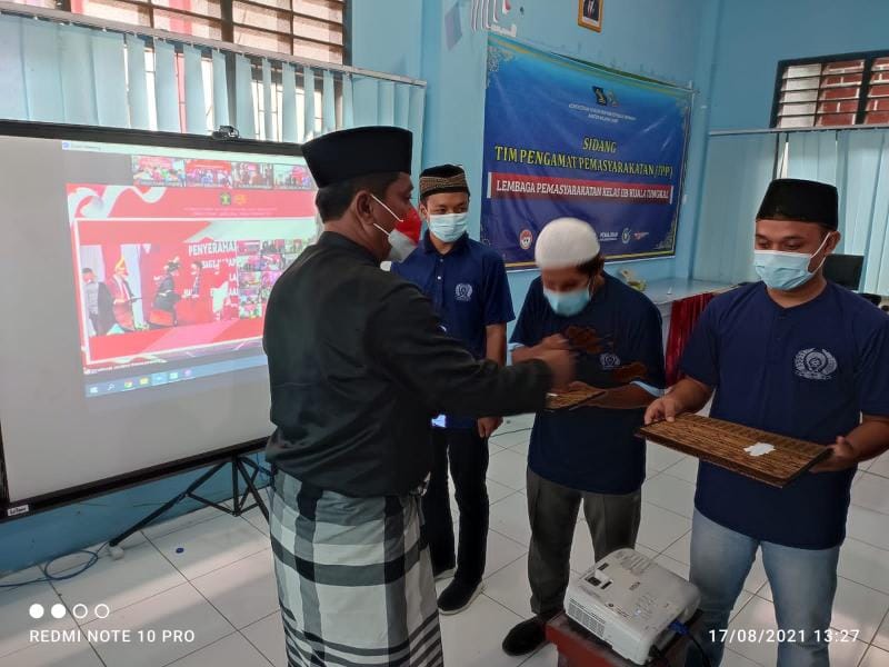 Kalapas Lapas Kelas IIB Kuala Tungkal, Sugiharto Menyerahkan SK Remisi kepada Warga Binaan, Selasa pagi (17/08/21). FOTO : HUMASLAPAS.