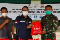 FOTO : Dandim Letkol Inf Erwan Susanto, SIP Memerima Simbolis Bantuan diserahkan oleh Public Relations Senior Manager PetroChina International Jabung Ltd. Andi Arie Pangeran di Makodim 0419/Tanjab, Jumat (20/08/21).