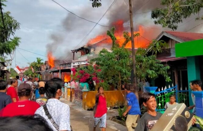 FOTO : Kobaran Api Saat Terjadi Kebakaran/PIS/Group