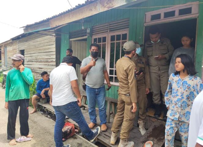 Terlihat anggota kepolisian dan satpol PP mendatangi lokasi di Jalan Kalimantan, Lrg Papadaan, RT. 15, Kel. Tungkal III, Kec. Tungkal Ilir.