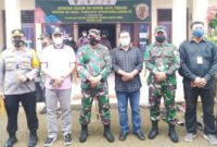 Danrem 042/Gapu Brigjen TNI M. Zulkifli dan Ketua DPRD Provinsi Jambi Edi Purwanto Saat Tinjau Serbuan Vaksinasi TNI di Wilayah Tanjab Timur, Kamis (02/9/21). FOTO : PENREM