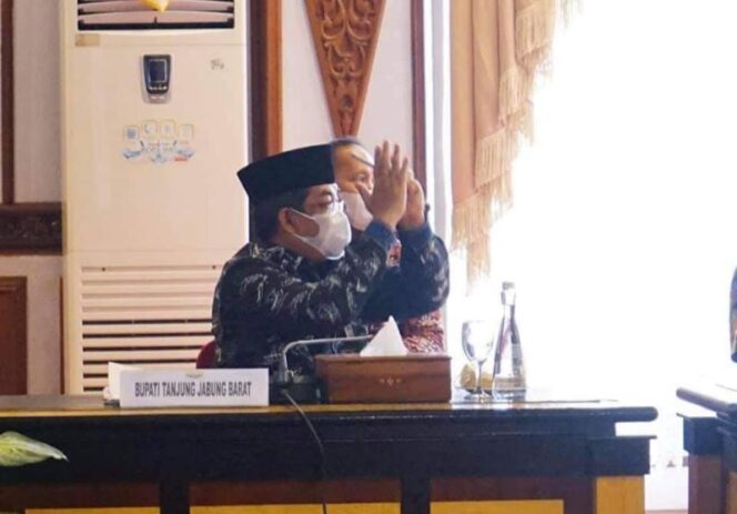 Bupati H. Anwar Sadat Saat Hadiri Acara Pengarahan Menteri Dalam Negeri Tito Karnavian terkait penanganan Covid-19, Jumat (03/9/21). FOTO : PROKOPIM