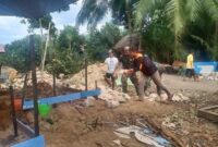 Semangat Gotong Royong TNI-Rakyat di Lokasi Pra TMMD Ke-112 Kodim 1002/HST Membangyn Mushala.