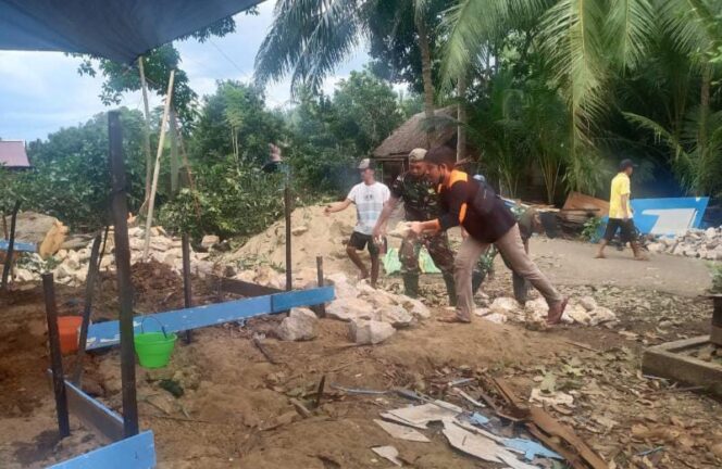Semangat Gotong Royong TNI-Rakyat di Lokasi Pra TMMD Ke-112 Kodim 1002/HST Membangyn Mushala.