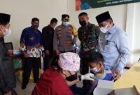 Bupati H. Anwar Sadat Saat Tinjau Serbuan Vaksinasi TNI Kodim 0419/Tanjab di Kantor Camat Betara, Senin (13/9/21). FOTO : LT