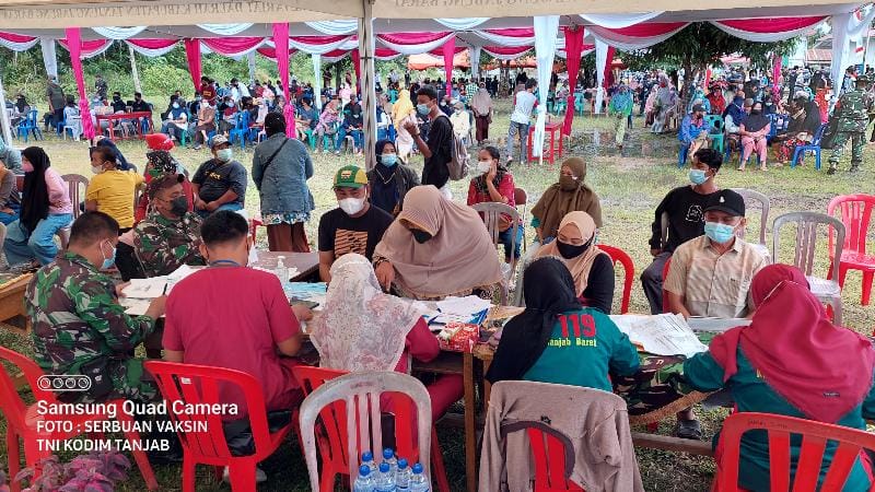 Antusias Masyarakat Mengikuti Serbuan Vaksinasi Massal TNI Kodim 0419/Tanjab di Desa Pamatang Lumut, Kecamatan Betara, Sabtu (13/9/21).