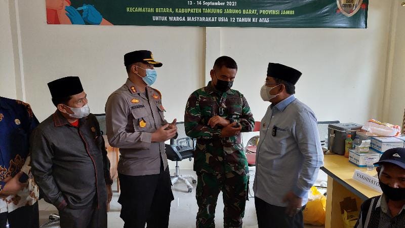 Kapolres Tanjabbar Tinjau Serbuan Vaksinasi TNI Kodim 0419/Tanjab  di Desa Pamatang Lumut, Kecamatan Betara, Sabtu (13/9/21).