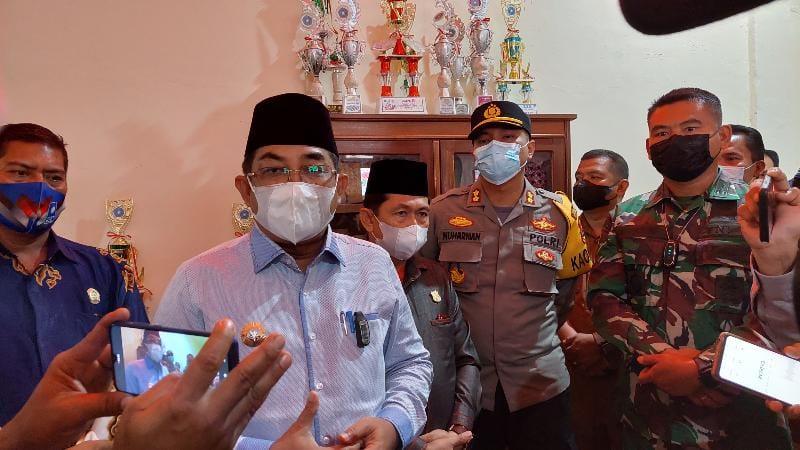 Bupati H. Anwar Sadat Saat Tinjau Serbuan Vaksinasi TNI Kodim 0419/Tanjab di Kantor Camat Betara, Senin (13/9/21). FOTO : LT
