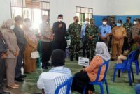 Rangkaian Kegiatan Wakil Bupati Tanjab Barat, Hairan bersama Kapolres ABKP Muharnan Arta dan Dandim 0419/Tanjab Letkol Inf Erwan Susanti Meninjauan Vaksinasi TNI Kodim/0419 Tanjab di Gedung Seba Guna PT. LPPPI Tebing Tinggi, Selasa (14/9/21).