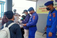 FOTO : Petugas Gabungan Ketika Melakukan Pemeriksaan Terhadap Penumpang dari Batam di Pelabuhan Roro Kuala Tungkal, Kamis (16/9/21).