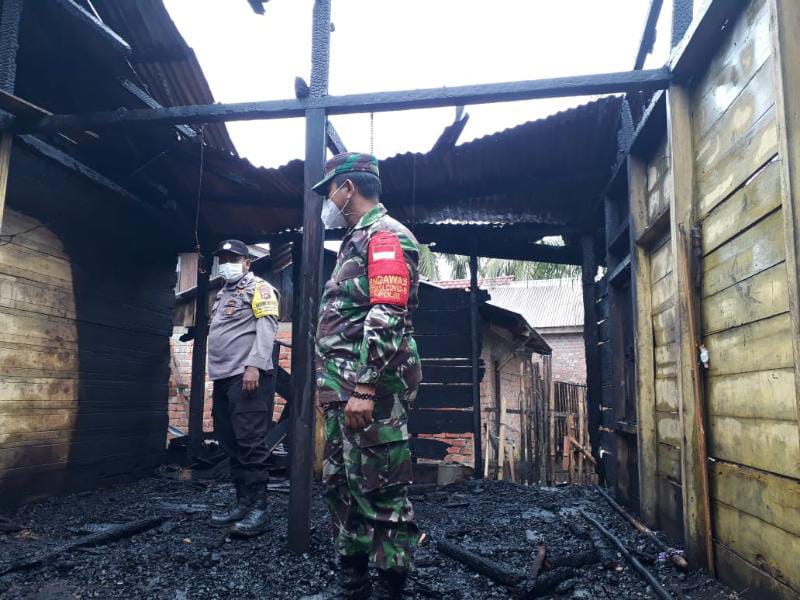 Polisi dan TNI Ketika Mendatangi Rumah yang Terbakar. FOTO : Polsek Merlung