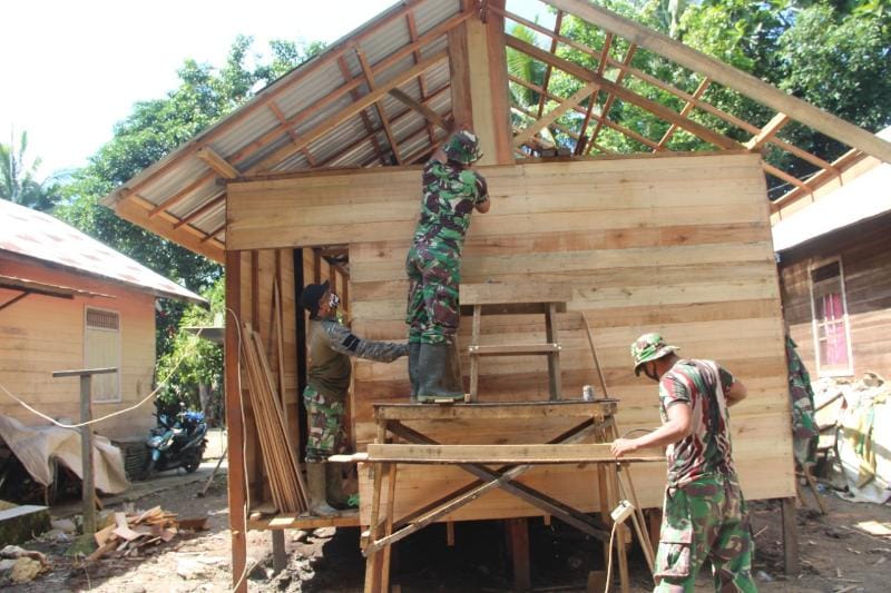 FOTO : Pemasangan Dinding Papan Rumah Rusdi oleh Satgas TMMD 112 Kodim 1002/HST bersama warga Desa Rantau Keminting, Kecamatan Labuan Amas Utara, Minggu (26/9/21).
