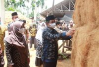 Bupati H. Anwar Sadat Saat Meninjau Produksi Industri Pengolahan Kelapa Terpadu Usai Peresmian di Desa Karya Maju Kecamatan Pengabuan, Selasa (05/10/21). FOTO : PROKOPIM