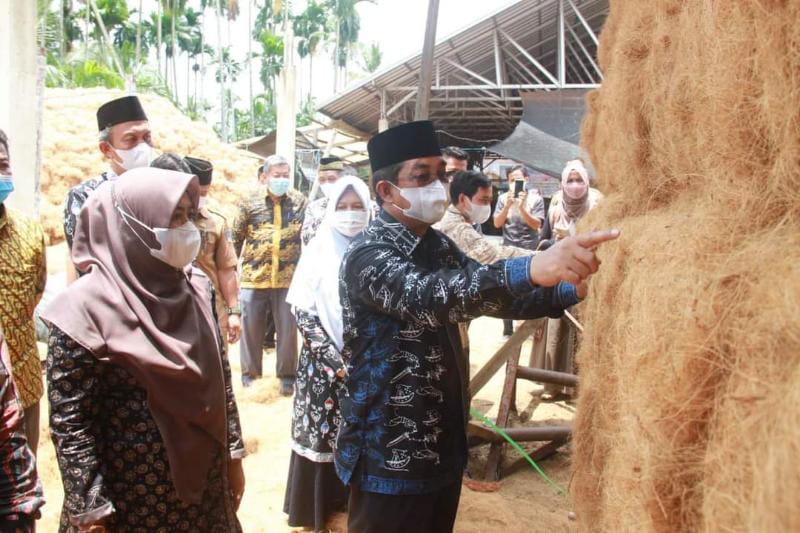 Bupati H. Anwar Sadat Saat Meninjau Produksi Industri Pengolahan Kelapa Terpadu Usai Peresmian di Desa Karya Maju Kecamatan Pengabuan, Selasa (05/10/21). FOTO : PROKOPIM