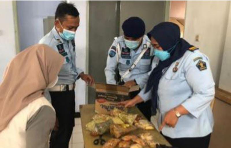 Petugas memeriksa makanan di Lembaga Pemasyarakatan Kabupaten Garut, Jawa Barat, Senin (4/10/21). (ANTARA/HO-Lapas Garut)