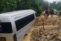 Travel Gunung Kerinci tertimbun tanah yang terbawa longsor di wilayah Muara Emat, Kecamatan Batang Merangin, Kabupaten Kerinci, Minggu (10/10/21). Foto : Metrojambi.
