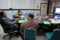 Wakil Bupati Tanjung Jabung Barat Hairan, SH Saat Mengikuti Pembukaan Pelatihan Berbasis Digital Program Pintar 2021/2022 melalui zoom meeting di Ruang Rapat Bupati, Senin (18/11/21). FOTO : Prokopim