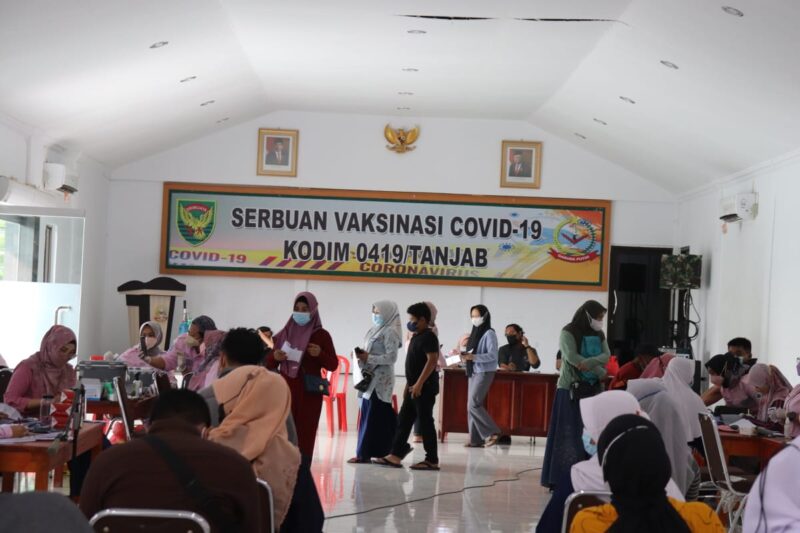 536 Warga berhasil di Vaksinasi di Makodim 0419/Tanjab, Kabupaten Tanjungjabung Barat, Provinsi Jambi, Senin (18/10/21). FOTO : BAS.