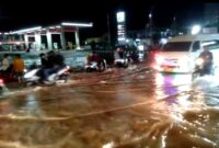 Hujan Deras Sejumlah Titik di Kota Jambi Tergenang Banjir, Senin (25/10/21). FOTO : Val