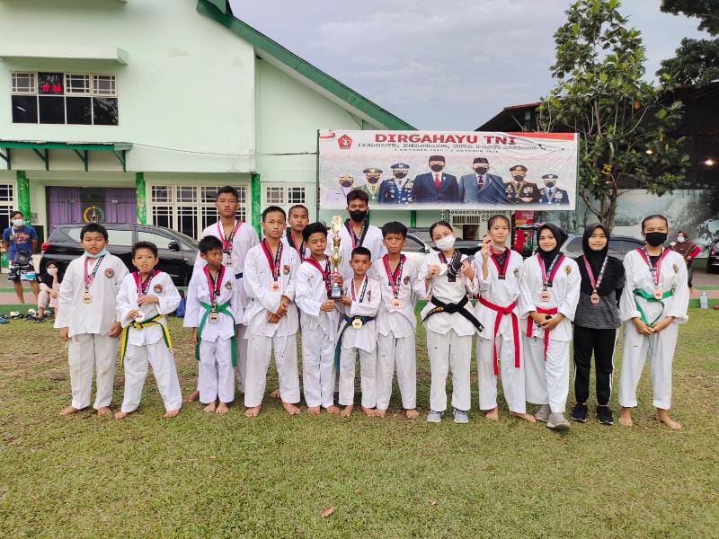 Atlet Akademi Taekwondo Korem 042/Gapu Raih Juara Umum 2 Open Turnamen Taekwondo Bupati Lebong Cup. FOTO : PENREM