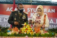 Danrem 042/Gapu Brigjen TNI M. Zulkifli Saat Potong Tumpeng Syukuran Hari Ulang Tahun ke 62 Korem 042/Gapu Rabu (10/11/21). FOTO : PENREM