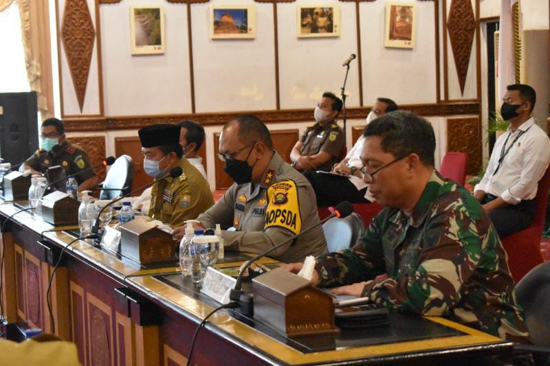 Kasrem 042/Gapu Kolonel Inf M. Yamin Dano menghadiri Rapat Koordinasi FKPD Pimpinan Daerah Provinsi Jambi Di Rumdis Gubernur Jambi, (15/11/20). FOTO : Penrem.