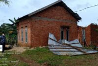 Rumah Milik Husaini Rusak Berat Akibat Dihantam Puting Beliung, Rabu (17/11/21). FOTO : Nukman