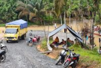 Salah Satu Warga Desa Tanjung Paku yang Memgungsi Akibat Kebanjiran, Kamis (18/11/21). FOTO : ISTIMEWA.