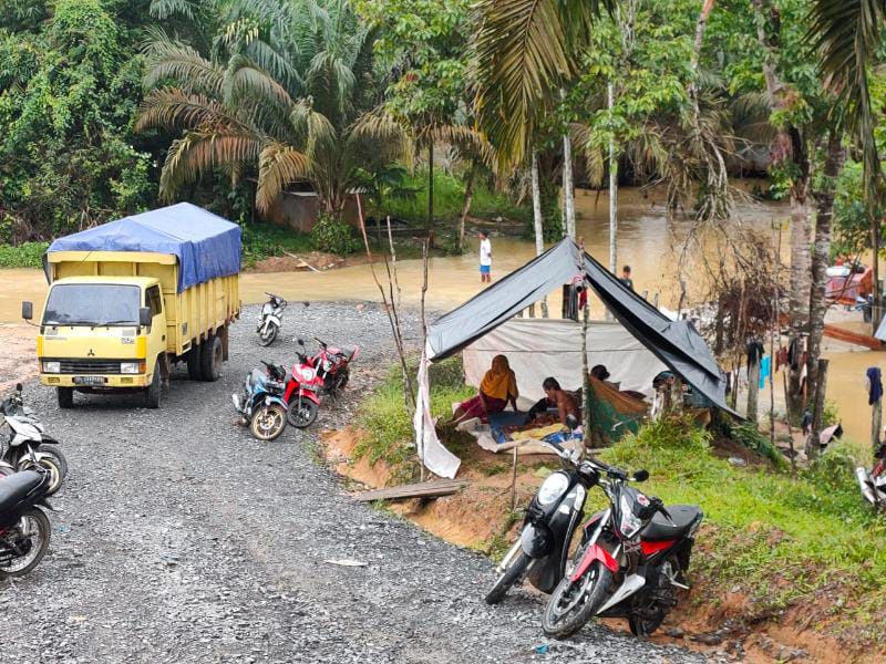 Salah Satu Warga Desa Tanjung Paku yang Memgungsi Akibat Kebanjiran, Kamis (18/11/21). FOTO : ISTIMEWA.
